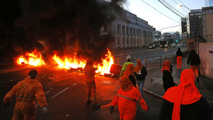 Trabajadores portuarios inician paro: Se registran manifestaciones y barricadas en Valparaíso