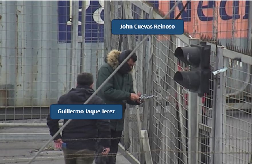 Dirigente Guillermo Jaque y trabajador John Cuevas bloqueando acceso a Puerto Coronel con candado y cadena. Barricadas en acceso norte de Puerto Coronel.