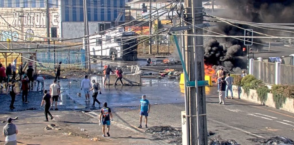 Barricadas en acceso norte de Puerto Coronel.