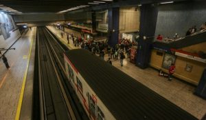 Metro de Santiago informa que 7 estaciones de Línea 1 permanecen sin servicio