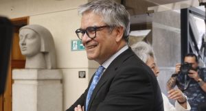 Ministro Marcel interrumpe sus vacaciones para a abordar los polémicos traspasos de Corfo al fisco en medio de arremetida opositora