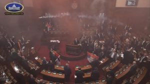 Diputados lanzan granadas de humo en Parlamento serbio: dos resultaron heridos y una está en estado crítico