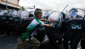 Protestas de jubilados en Argentina terminan en enfrentamientos entre barristas y la policía