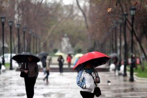 «Sistemas frontales consecutivos»: Meteorología pronostica una semana con lluvias y calor extremo para recibir al otoño