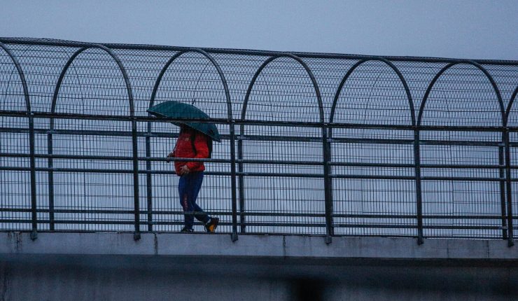 Sistema frontal dejará intensas lluvias y fuertes vientos en el sur del país: se esperan hasta 40 mm de agua caída en corto tiempo