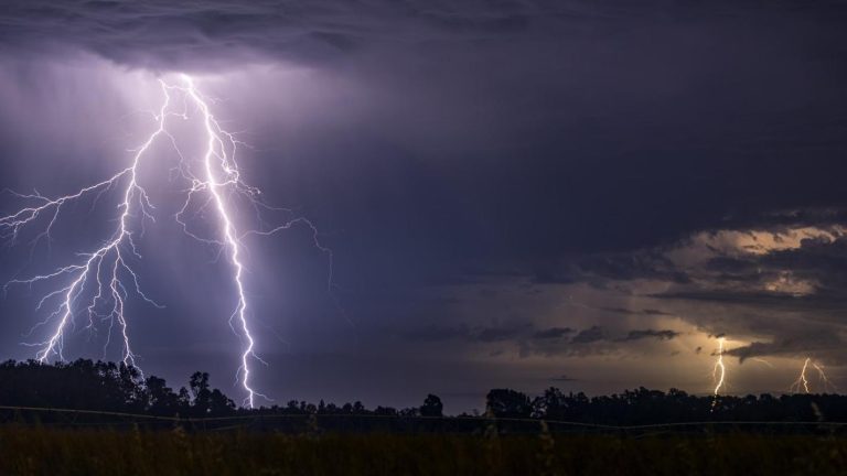 Meteorología emite aviso por probables tormentas eléctricas en cinco regiones del país