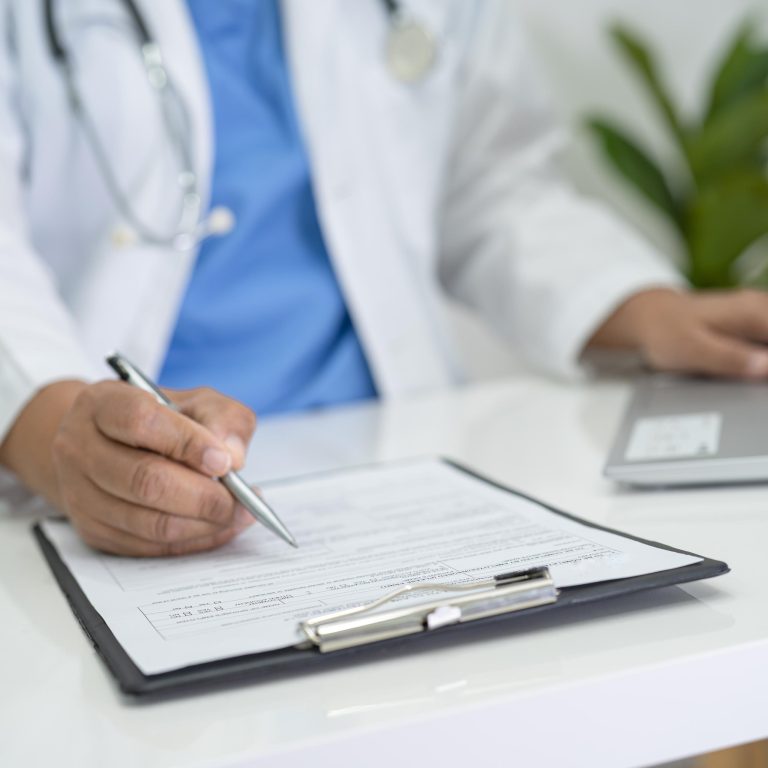 Médico denunciado por entregar licencias médicas falsas  en Santiago también fue denunciado en Coronel