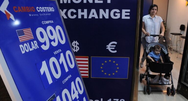 “Bienvenidos a Chile, dólar a $640”: la denuncia de empresarios por cobros abusivos en casas de cambio en el Aeropuerto de Santiago