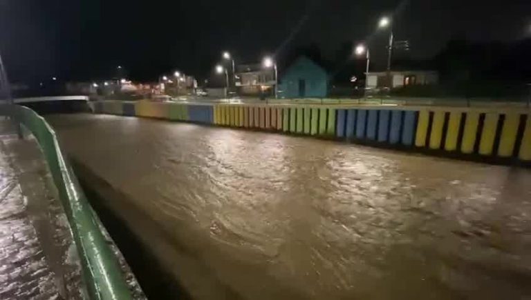 Suspenden clases y declaran Alerta Amarilla por desbordes tras intensas lluvias en Punta Arenas