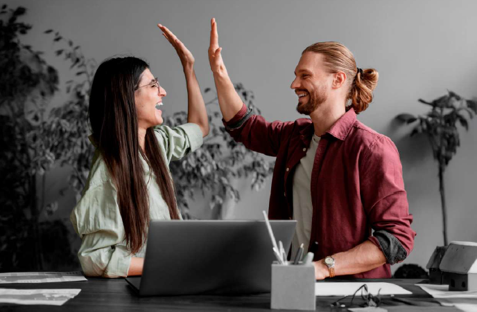 Estudio de Pluxee revela preocupante alza del estrés y caída en satisfacción personal en trabajadores chilenos