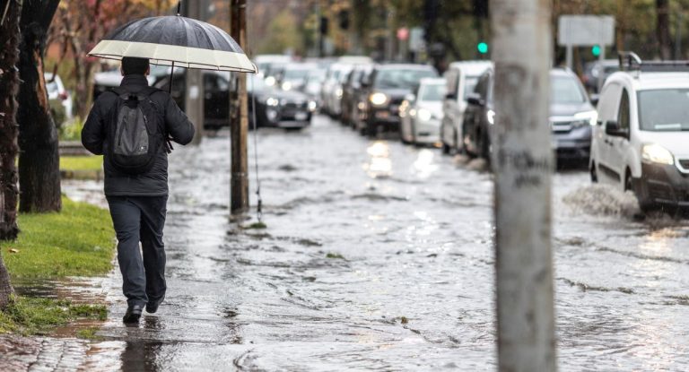 Lluvia volverá a la capital este fin de semana largo: pronostican sistema frontal que afectará a la RM desde el sábado