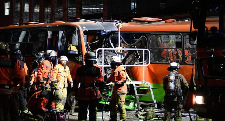 Dos muertos y más de 20 lesionados tras colisión frontal de buses en Valparaíso: fallecidos son ambos conductores