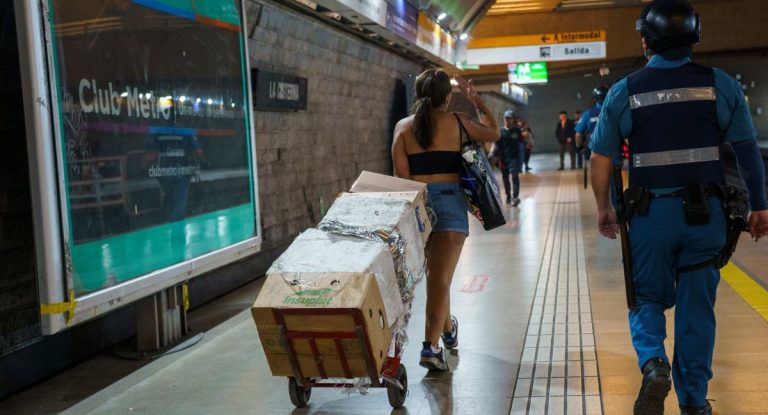 Ambulantes desafían la prohibición de Metro y siguen instalándose con yeguas y carros en andenes: empresa asegura que “erradicación no ocurre de inmediato”