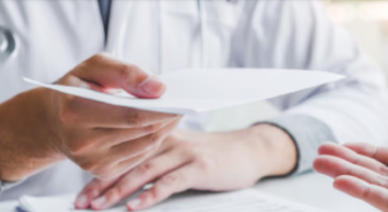 Mujer formalizada por falsificar título de psicóloga: entregaba recetas médicas para adquirir estupefacientes