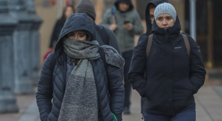Santiago se prepara para el fin de semana más frío del año y las lluvias que volverán el domingo: mínimas llegarán a los -1°
