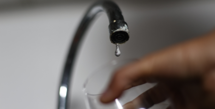 Estudio establece cuáles serían las comunas con más sedimentos y minerales en el agua potable de la RM