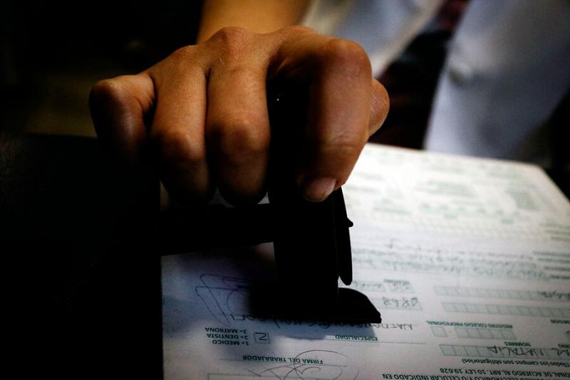 Investigarán a trabajadores del sector privado que viajaron con licencia médica: ¿Qué les puede pasar?