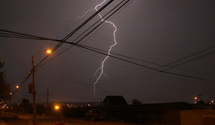 Posibles tormentas eléctricas y rachas de viento de hasta 40 km/h en la RM por sistema frontal