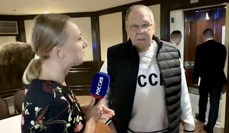 Canciller ruso Lavrov llega a cumbre en Alaska con camiseta de la URSS en antesala de reunión Trump-Putin