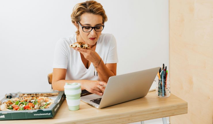 El precio de no llevar el “pote”: Almorzar fuera puede costar hasta $200 mil al mes