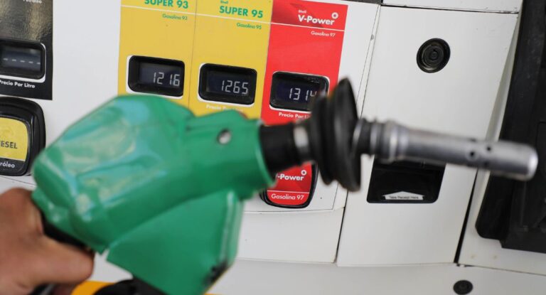 Dólar salta con fuerza, el petróleo supera los US$80 y expertos anticipan alzas en bencinas: los impactos del conflicto en Medio Oriente en Chile