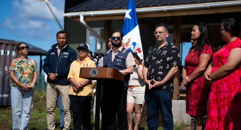 “Número desconocido”: los frustrados intentos de Boric para contactar a Kast desde Rapa Nui por la crisis del cable chino y la versión de la OPE