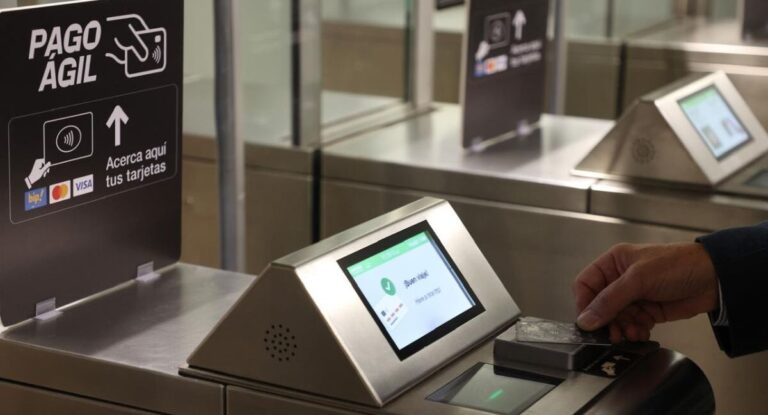 El exitoso debut del pago con tarjetas bancarias en el metro: Pago Fácil alcanza 700 mil transacciones en 20 días y apunta a extenderse a buses RED