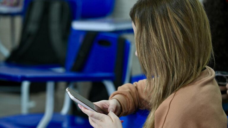 ¿Qué es la «Joroba millennial»? alertan por efectos del uso de pantallas en la postura y salud física