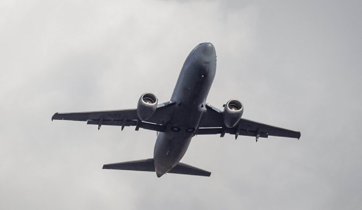 Arriba vuelo con 34 chilenos deportados desde Estados Unidos: Dos personas tenían órdenes de detención