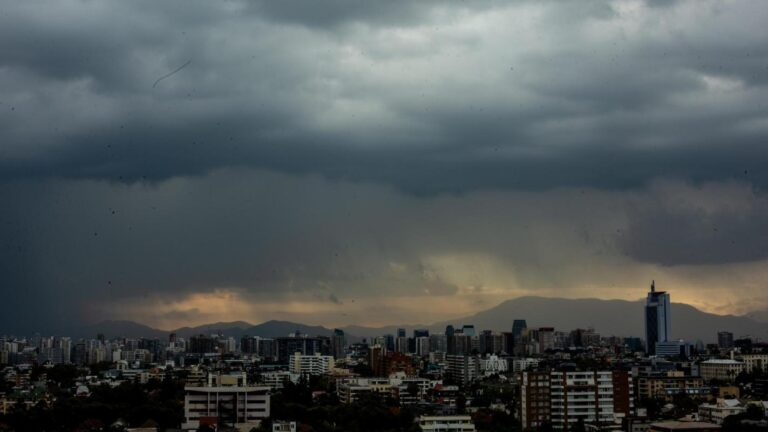 ¿A qué hora caerá lluvia en Santiago este domingo? Proyectan llegada de precipitaciones a la capital