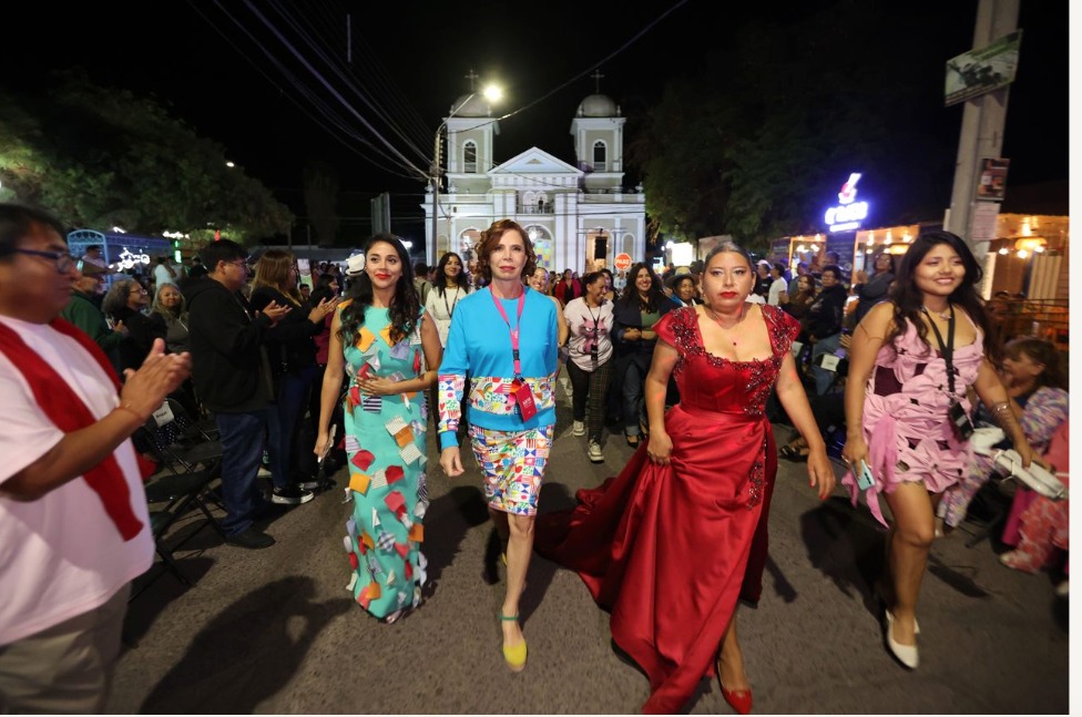Desfile internacional de moda circular reúne en Pica a diseñadores de tres países y a Ágatha Ruiz de la Prada
