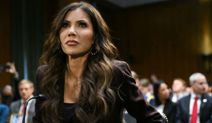 Trump destituye a Noem en medio de la frustración entre funcionarios de la Casa Blanca y legisladores republicanos