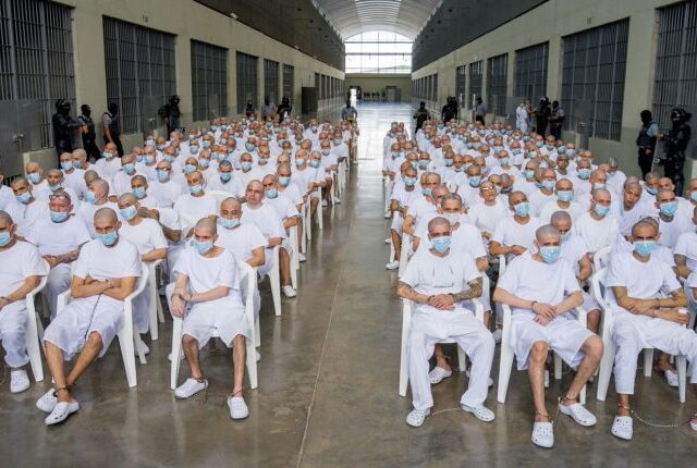 Casi 500 pandilleros van a un megajuicio por 86 asesinatos en El Salvador: Cómo fue ese violento fin de semana de 2022