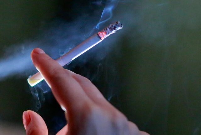 Reino Unido aprueba ley que prohíbe de por vida la venta de tabaco a nacidos después del 2008