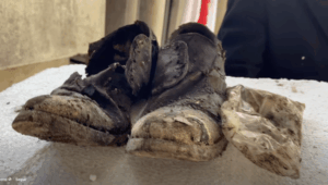 “Es una reliquia”: Aníbal Mosa mostró zapatos y prótesis dental del fundador de Colo Colo tras exhumación