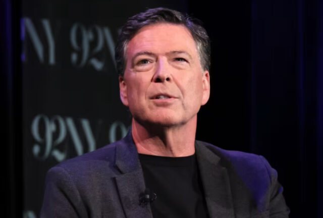 Exdirector del FBI se entrega sin condiciones de libertad y su defensa acusa al DOJ de un proceso “selectivo y vengativo”