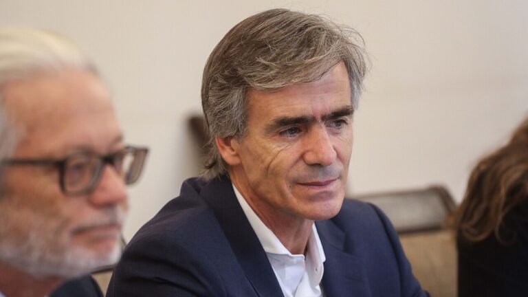 Exministro de economía Valente respalda rebaja de impuesto de primera categoría: “El 70% de esas utilidades va a reinversión”