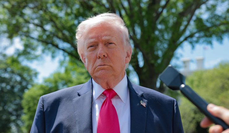 Trump cuestiona el legado económico de Biden con datos falsos sobre la inflación en Estados Unidos