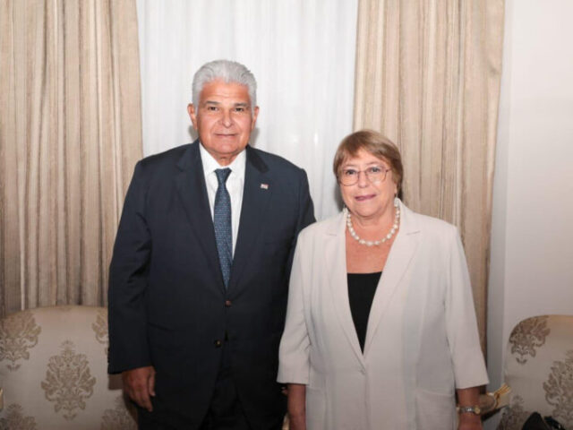 Camino a la ONU: Michelle Bachelet se reúne con presidente de Panamá en busca de apoyo a su candidatura