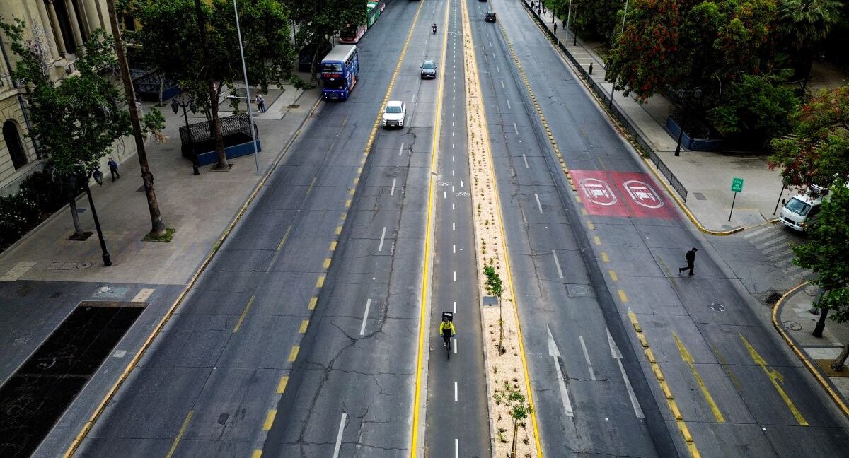 “Es, en principio, una conducta ilegal”: Diputado Bassa y movimientos ciclistas emplazan al Minvu por frenar expansión de ciclovía Nueva Alameda
