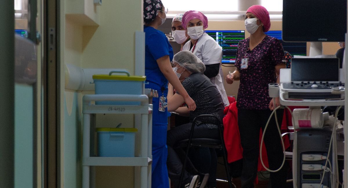 Listas de espera por consultas no GES vuelven a aumentar: oftalmología, otorrinolaringología y ginecología concentran casi el 40% de los retrasos