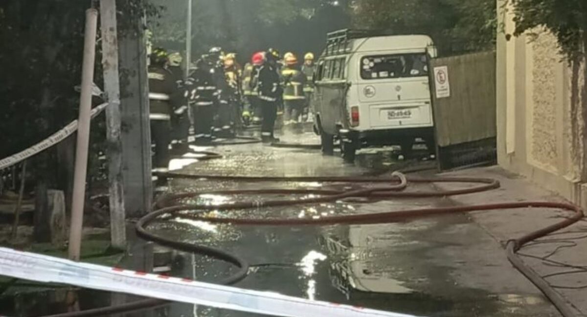 Tragedia en San Joaquín: tres adultos mayores mueren tras incendio que destruyó una vivienda de material ligero