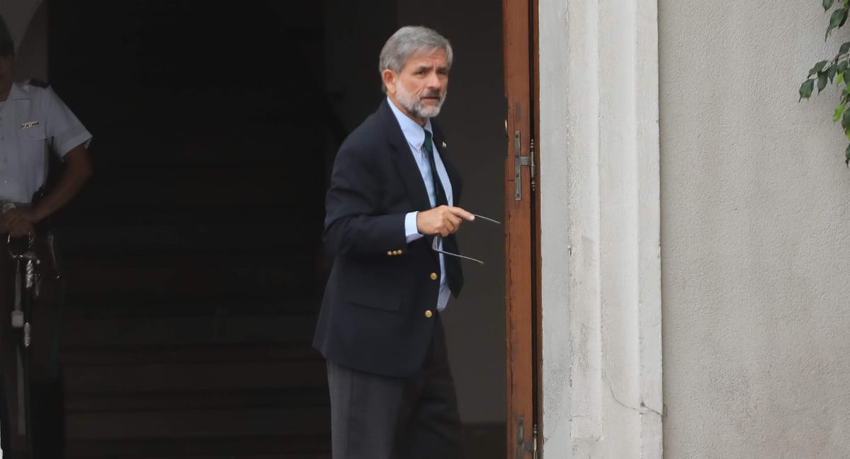 El particular viaje de Alejandro Irarrázaval a Estonia y al Reino Unido en medio del conflicto entre el Segundo Piso y Arturo Squella