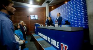 Revisar el contrato de concesión o un posible cambio de accionistas: la postura de los candidatos a la rectoría de la U. de Chile frente a la crisis de Azul Azul