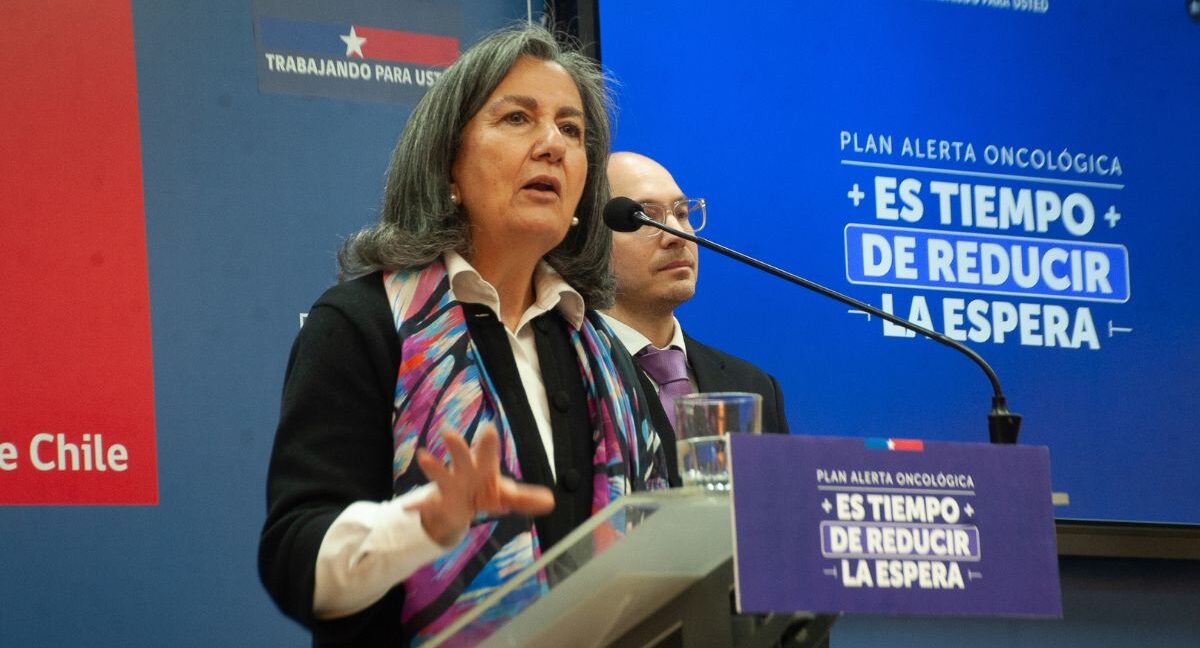 Ministra de Salud se desalinea por indicación sobre entrega de datos de migrantes en hospitales y colegios: “Lo estamos mirando con bastante preocupación”