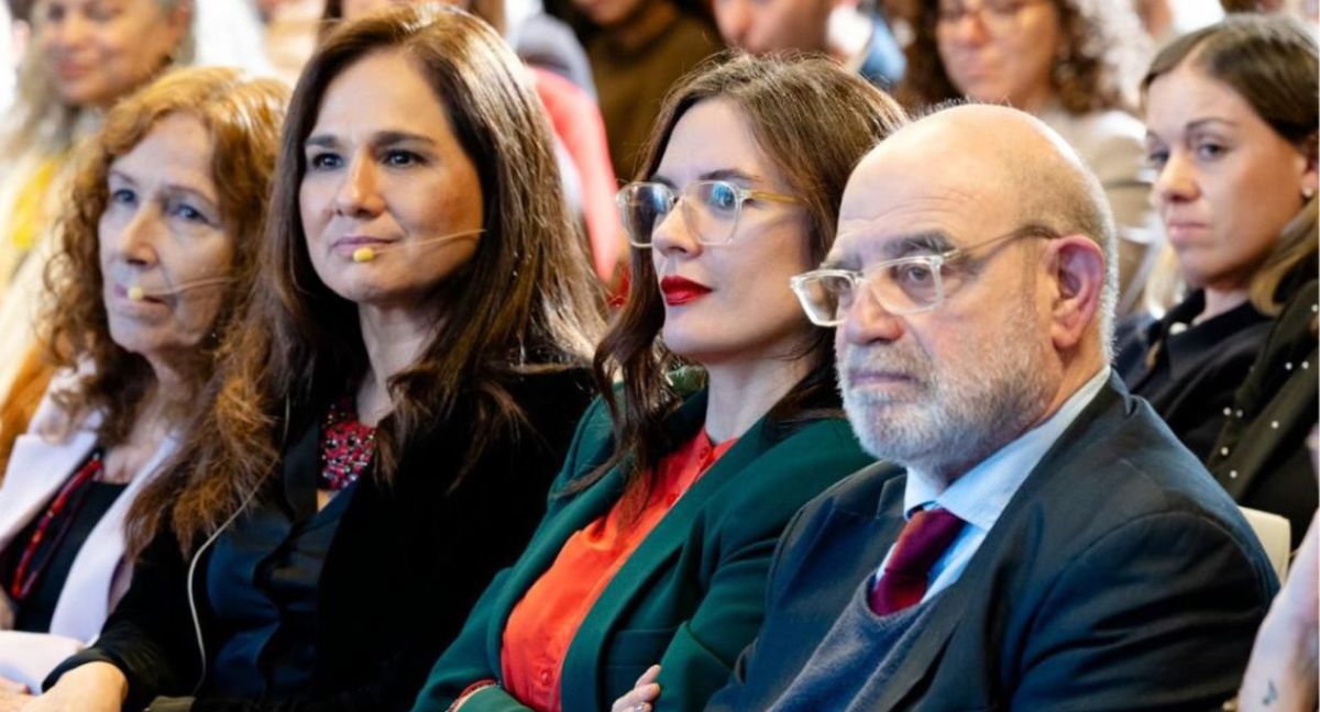 La reaparición de Camila Vallejo en Uruguay y su intervención en charla de desinformación y “fake news”