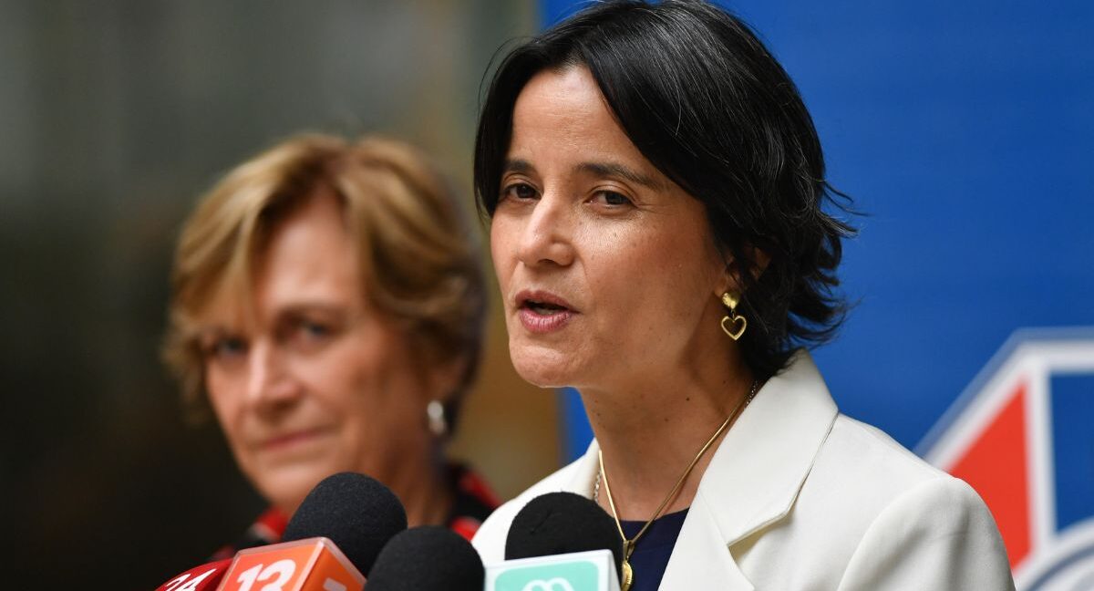 Colmed acusa que indicación sobre migrantes “va en contra de principios éticos de la salud” y advierte alcances en la red nacional