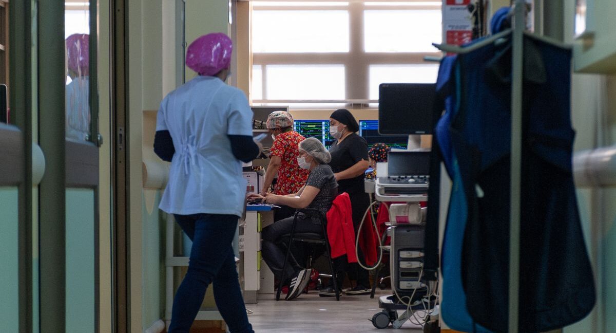 Radiografía a la atención migrante en el sistema de salud: representan el 1,76% de las consultas médicas, pero uno de cada cinco partos en Hospitales