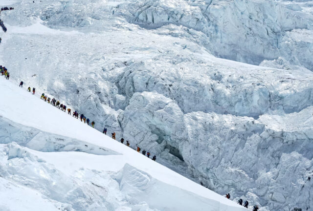 274 escaladores alcanzan la cima del Everest en un día: Nuevo récord desde el lado sur