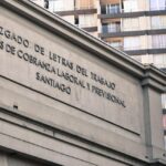 Trabajadora gana demanda a pub de Santiago por despido represalia después de denunciar Ley Karin: Empleador deberá pagar millonaria indemnización